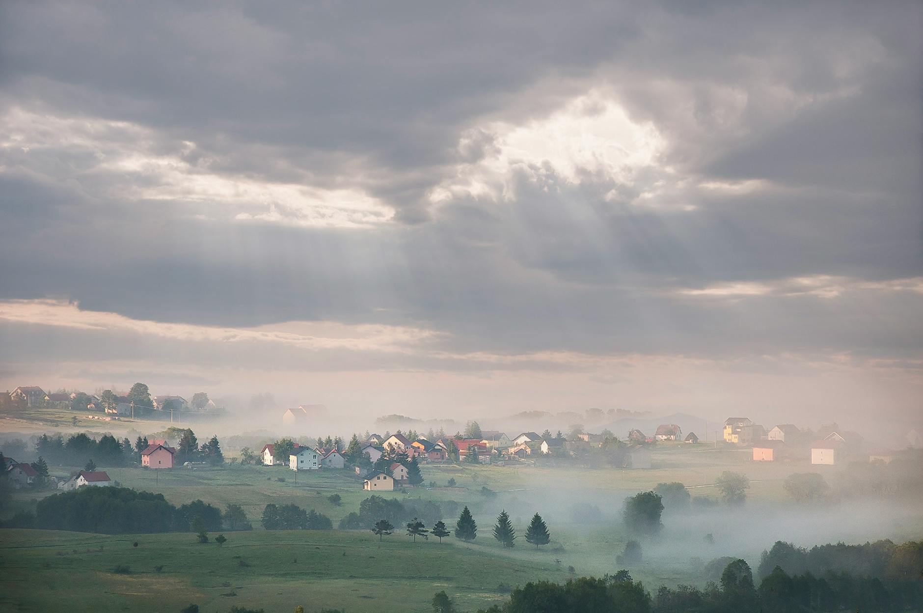 Widok na Zamek Książęcy w Żaganiu z charakterystycznymi wieżami nad rzeką Bóbr.